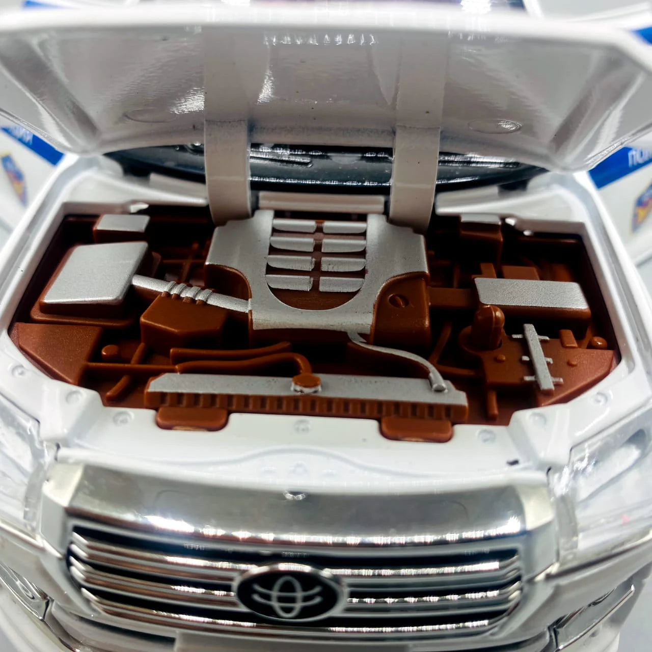 1:24 Scale Toyota Land Cruiser Police Car - Die-Cast Model with Light & Sound Secondary image