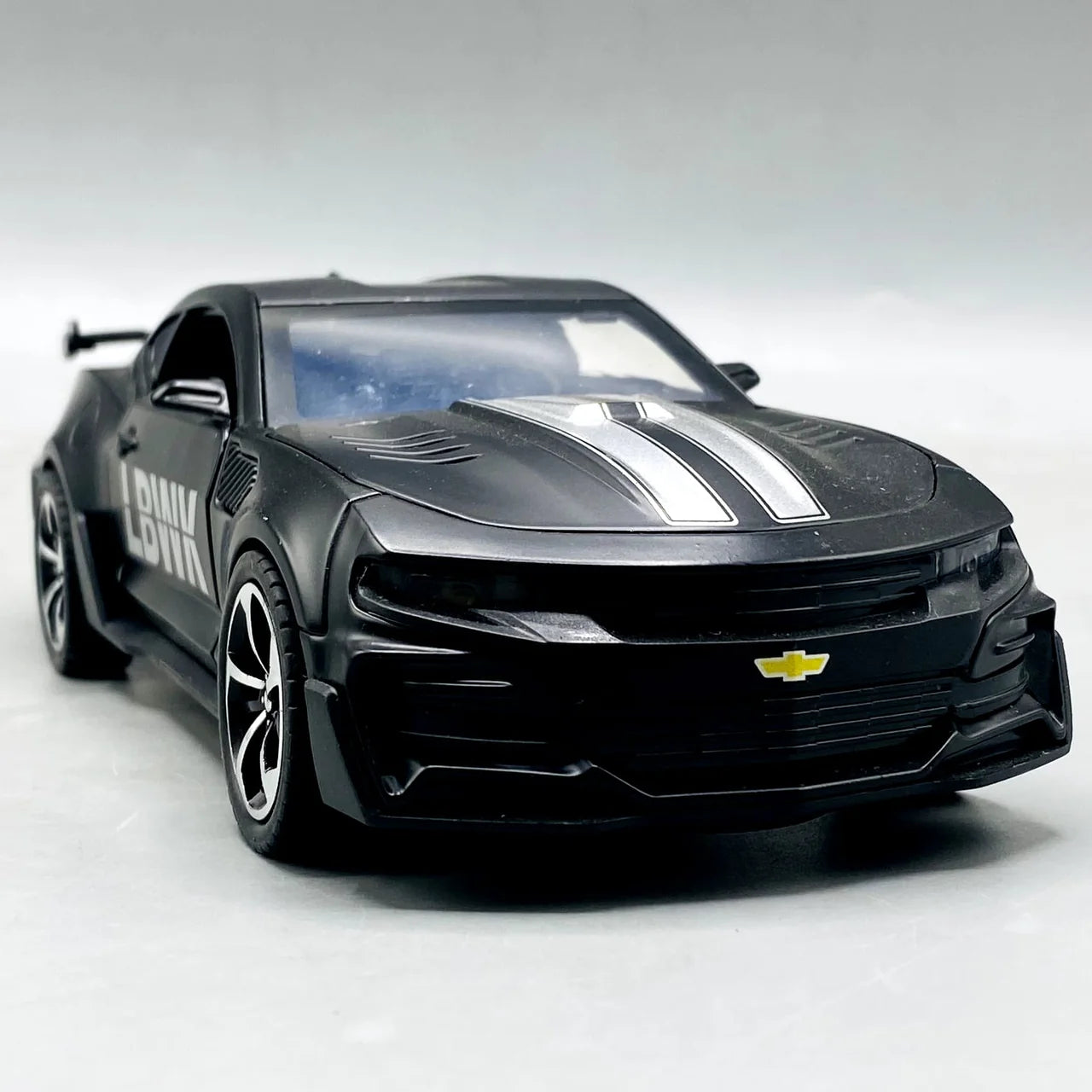 1:24 Scale Chevrolet Camaro Die-Cast Model - With Light, Sound & Smoke Effects Main image