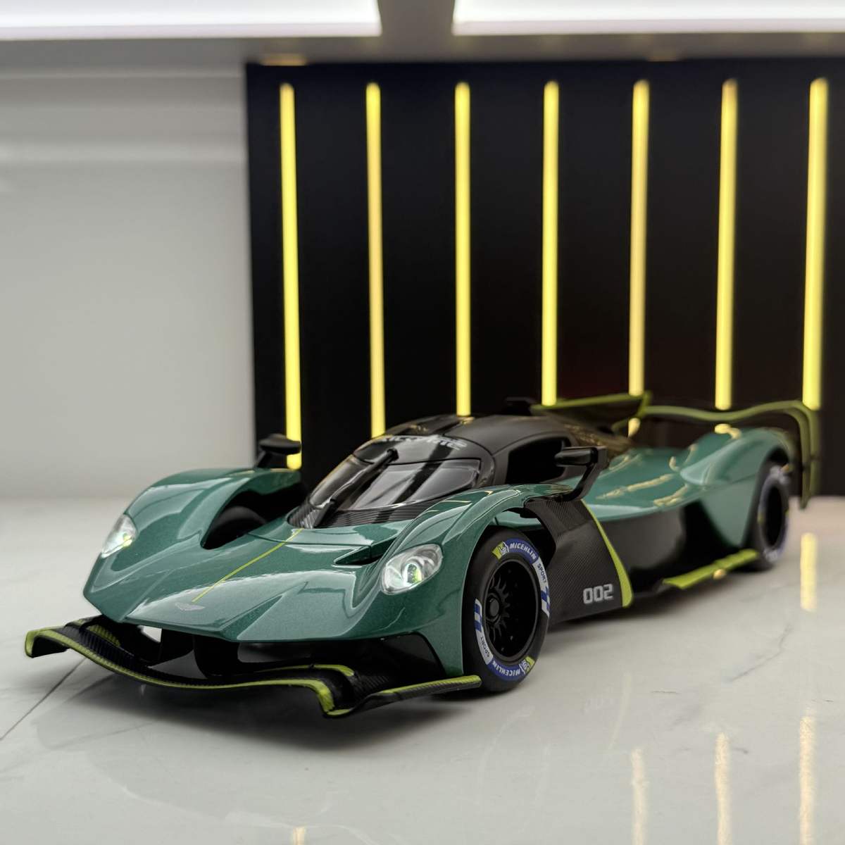 1:24 Scale Aston Martin Valkyrie Die-Cast Model - Alloy Hypercar Secondary image